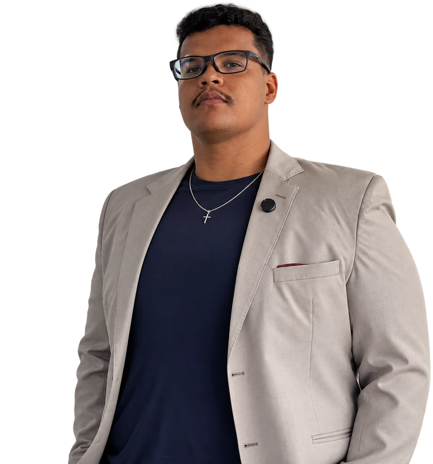 Retrato profissional de um homem de óculos, blazer claro e camiseta azul-marinho